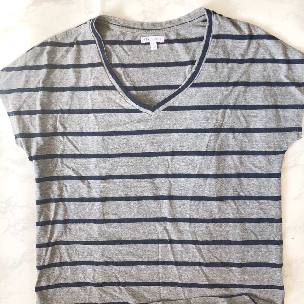 Style mint oversized v neck tee XS
